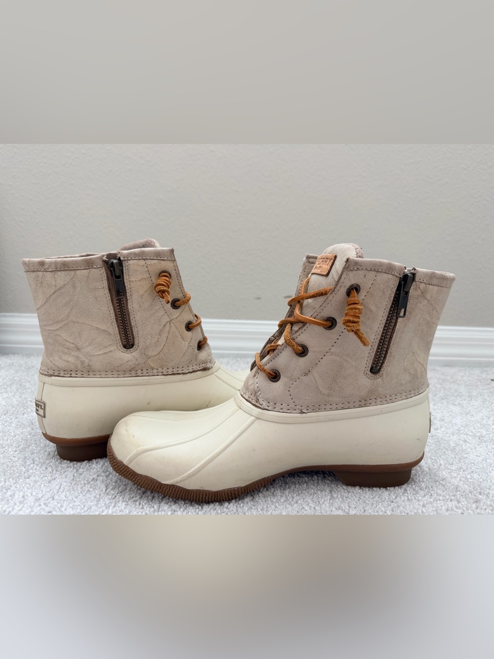 Sperry Cream and Brown Lace-Up Duck Boots, size 9.5 - Picture 6 of 8